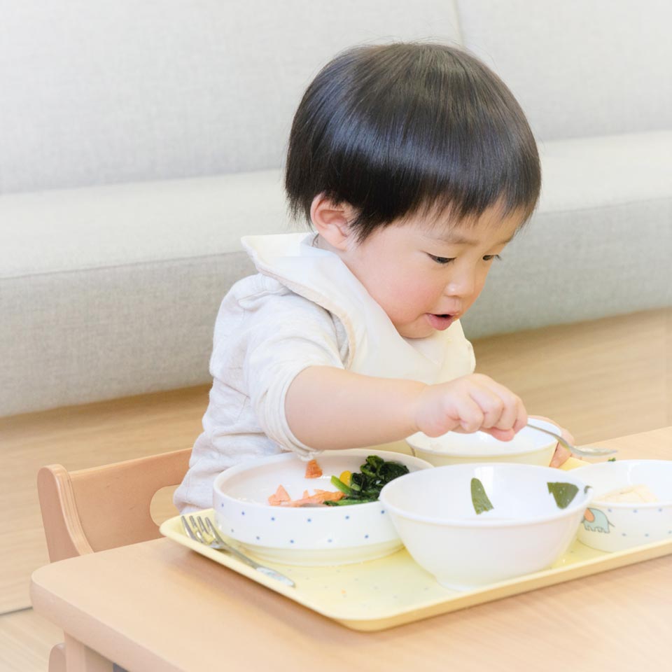 お食事するお子様